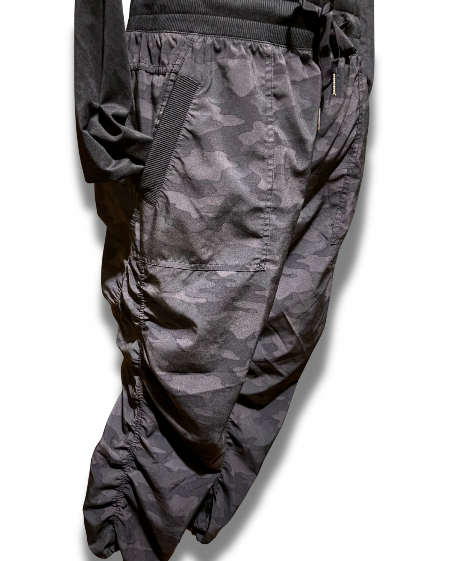 Camo Utility Joggers – Women’s Relaxed Fit L (Charcoal Camo)