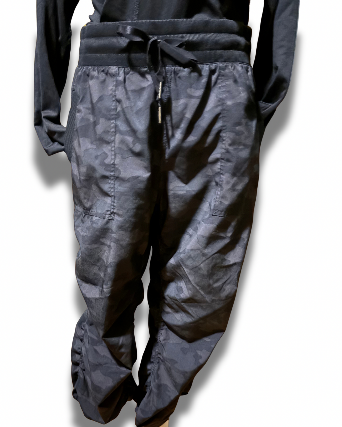 Camo Utility Joggers – Women’s Relaxed Fit L (Charcoal Camo)
