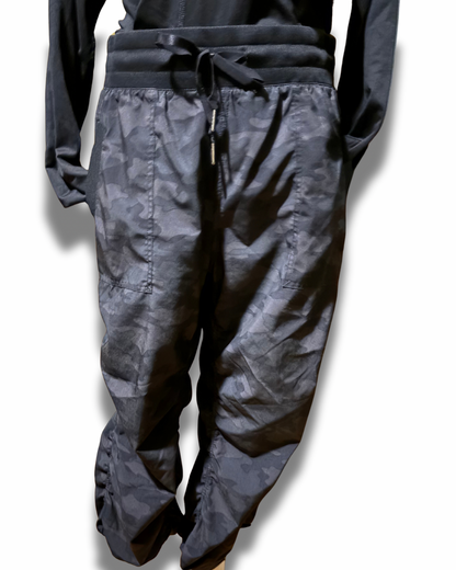 Camo Utility Joggers – Women’s Relaxed Fit L (Charcoal Camo)