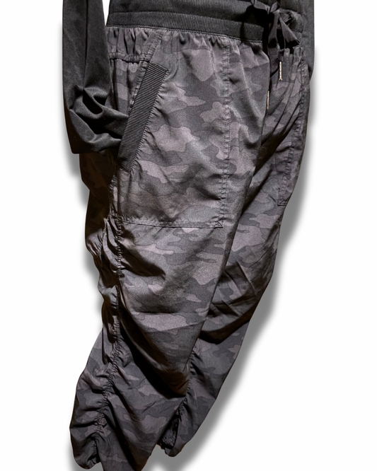 Camo Utility Joggers – Women’s Relaxed Fit L (Charcoal Camo)